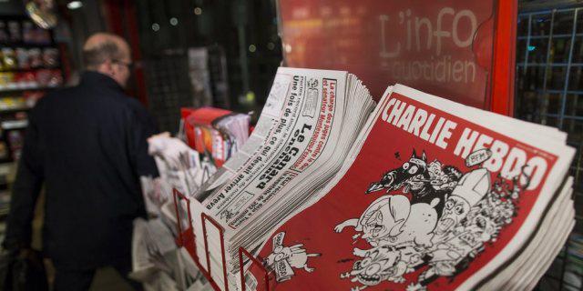 Die neue "Charlie Hebdo"-Ausgabe liegt in einem Kiosk in Paris auf Die neue "Charlie Hebdo"-Ausgabe liegt in einem Kiosk in Paris auf