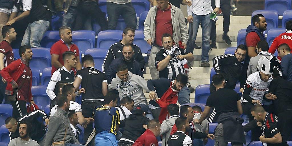 Ausschreitungen rund um das Europa-League-Spiel Lyon gegen Besiktas Istanbul Ausschreitungen rund um das Europa-League-Spiel Lyon gegen Besiktas Istanbul