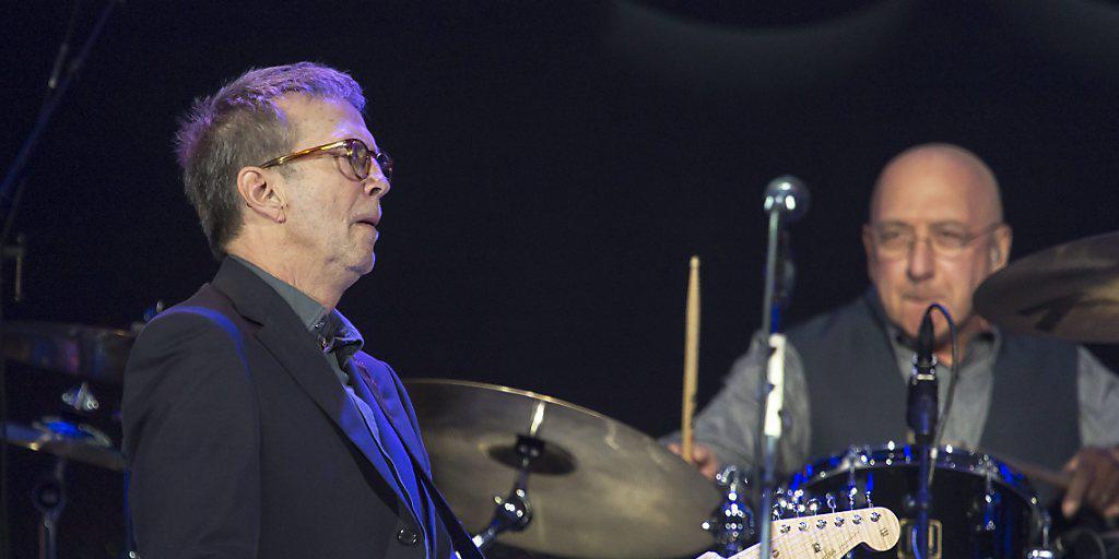 Eric Clapton bei einem Auftritt in Basel im November 2013: Er versteigerte eine seiner Gitarren zu Gunsten der Frau eines Freundes, die an Leukämie erkrankt ist. (Archivbild)