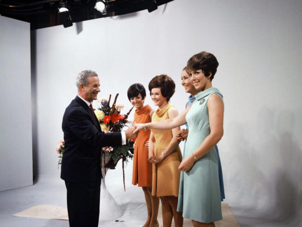 Bundesrat Roger Bonvin und  die Fernsehansagerinnen Wilma Gilvardi-Bontognoli (TSI), Ida Columberg-May (RTR), Madeleine Demartines (TSR) und Dorothea Furrer (DRS) (v.l.n.r.) am 1. Oktober 1968 beim offiziellen Start des Schweizer Farbfernsehens.