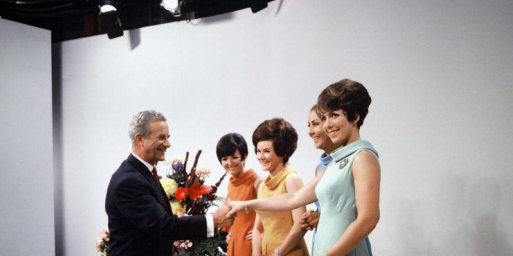 Bundesrat Roger Bonvin und  die Fernsehansagerinnen Wilma Gilvardi-Bontognoli (TSI), Ida Columberg-May (RTR), Madeleine Demartines (TSR) und Dorothea Furrer (DRS) (v.l.n.r.) am 1. Oktober 1968 beim offiziellen Start des Schweizer Farbfernsehens.