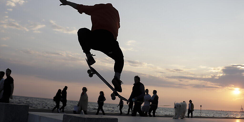 Die Streetwear-Marke Supreme wechselt den Eigentümer. Ihr Ursprung liegt in einem kleinen Skateboard-Shop in Manhattan (Symbolbild eines Skateboarders). Die Streetwear-Marke Supreme wechselt den Eigentümer. Ihr Ursprung liegt in einem kleinen Skateboard-Shop in Manhattan (Symbolbild eines Skateboarders).