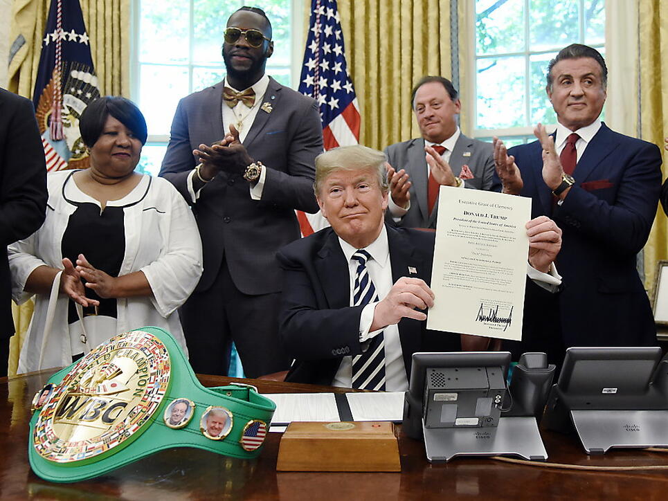 Im Beisein verschiedener Prominenter hat US-Präsident Donald Trump den rassistisch diskriminierten Schwergewichtsboxer Jack Johnson posthum rehabilitiert.