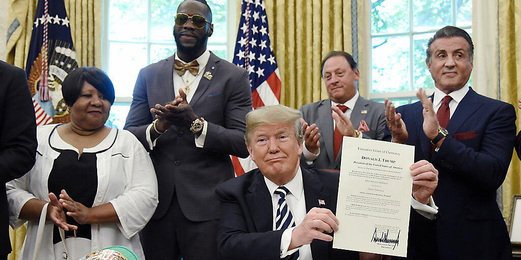Im Beisein verschiedener Prominenter hat US-Präsident Donald Trump den rassistisch diskriminierten Schwergewichtsboxer Jack Johnson posthum rehabilitiert.