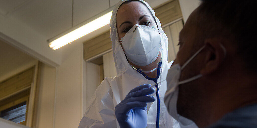 Eine Person wird auf das Coronavirus getestet. (Symbolbild)