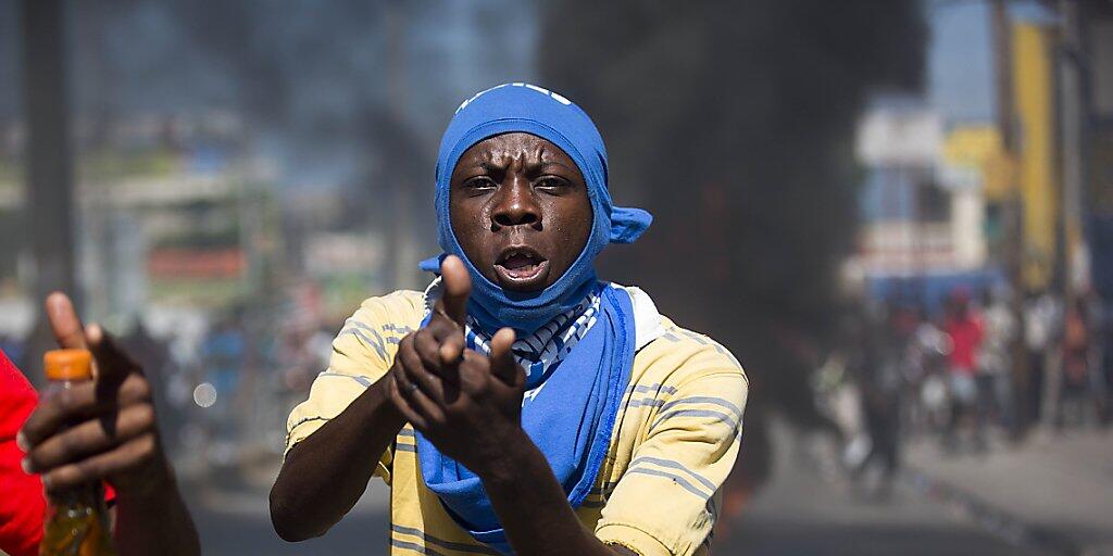 Viel Wut bricht sich Bahn in der haitianischen Hauptstadt Port-au-Prince. Viel Wut bricht sich Bahn in der haitianischen Hauptstadt Port-au-Prince.