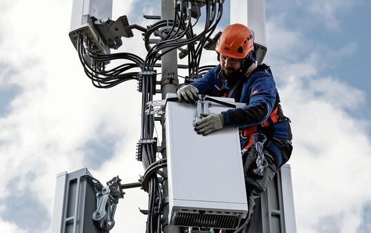 SWISSCOM, ANTENNE, FUNKANTENNE, MOBILFUNKANTENNE, MOBILFUNK, MOBILFUNKSTANDORT, MOBILFUNKMAST, MOBILFUNKNETZ, SENDEANLAGE, SENDEANLAGEN, FUNKSIGNAL, FUNKSIGNALE, SENDEMAST, BASISSTATION, FUNKMAST, MOBILFUNKTECHNIK, 5G, 5G-NETZ, INSTALLATION, 5G-INSTALLATI