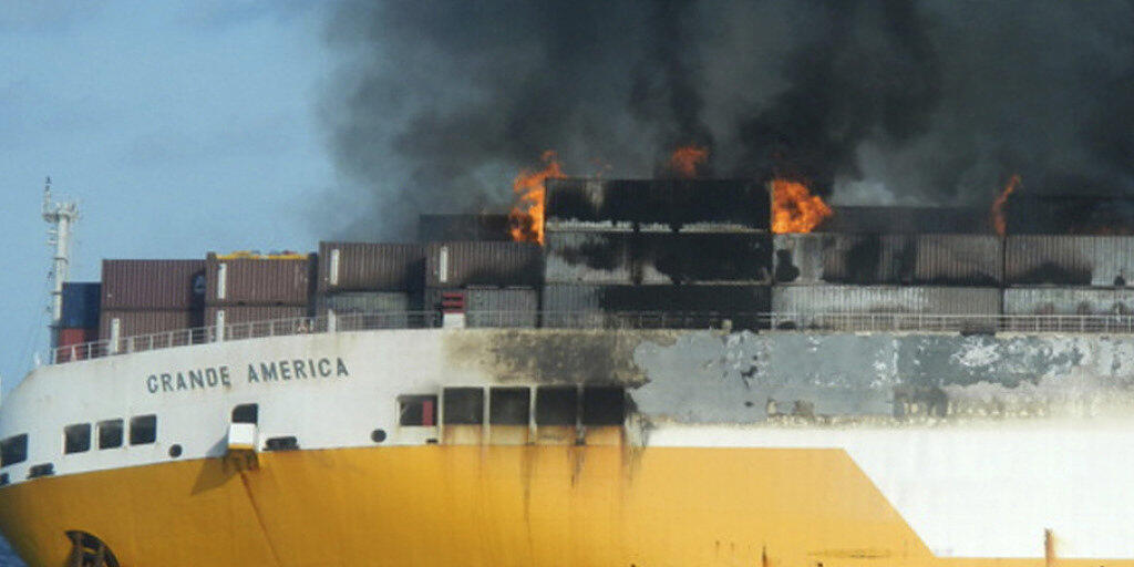 Das brennende Frachtschiff "Grande America" vor dem Untergang im Golf von Biskaya.