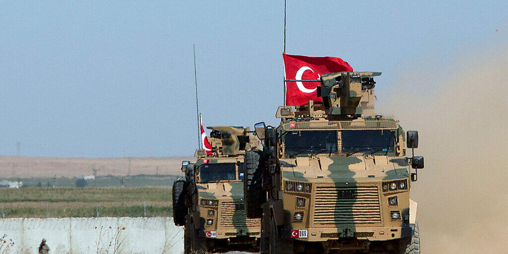 ARCHIV - Gepanzerte Militärfahrzeuge der türkischen Streitkräfte fahren auf der syrischen Seite der Grenze zur Türkei entlang. Foto: Maya Alleruzzo/AP/dpa