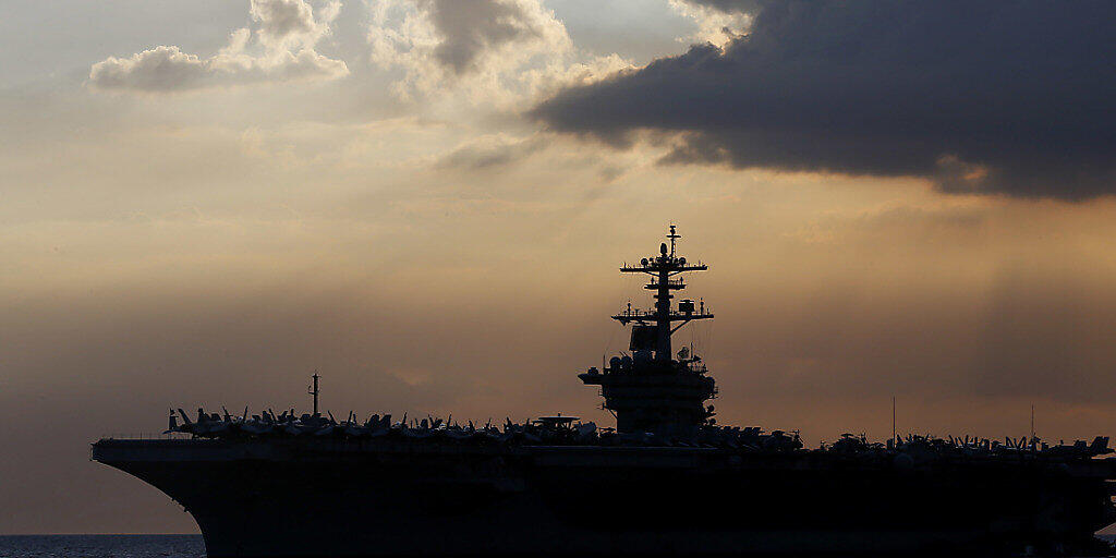 Der Kapitän des US-Flugzeugträgers "USS Theodore Rooseveld" ist entlassen worden. Er habe zuviel Aufsehen erregt wegen einzelner Coronovirus-Fälle an Bord, so die Begründung. Der Kapitän des US-Flugzeugträgers "USS Theodore Rooseveld" ist entlassen worden. Er habe zuviel Aufsehen erregt wegen einzelner Coronovirus-Fälle an Bord, so die Begründung.