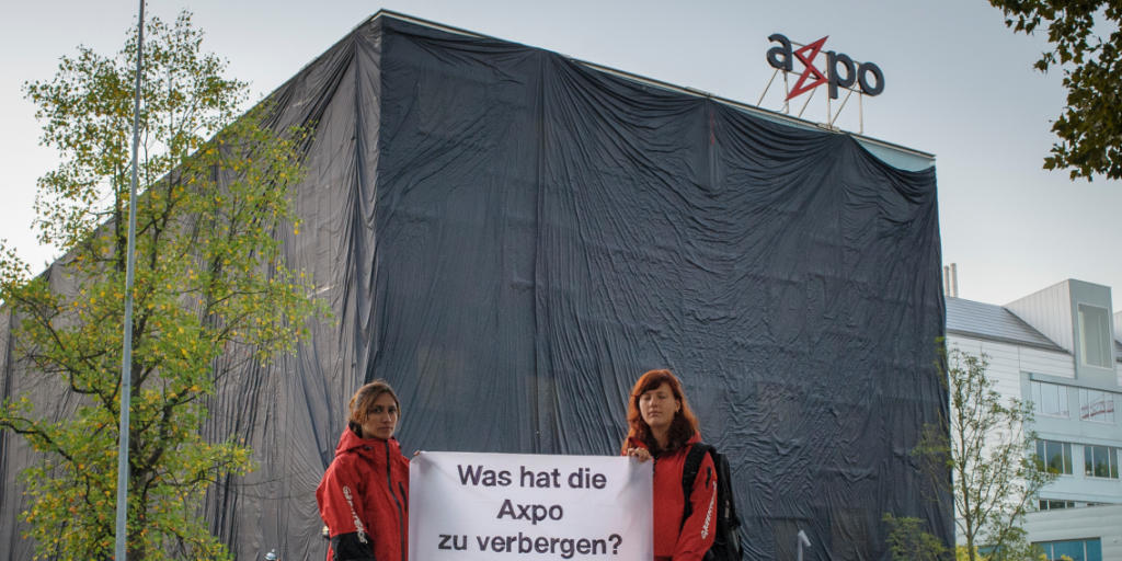 Rund 30 Aktivistinnen und Aktivisten von Greenpeace haben ein Glasgebäude des Axpo-Hauptsitzes in Baden AG mit schwarzem Stoff verhüllt. Mit der Protest-Aktion wollen sie die Kommunikation der Axpo über den Zustand des AKW Beznau kritisieren.