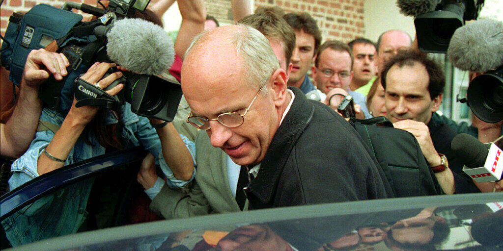 Willy Voet wird nach seiner Einvernahme von Kamerateams umringt Willy Voet wird nach seiner Einvernahme von Kamerateams umringt