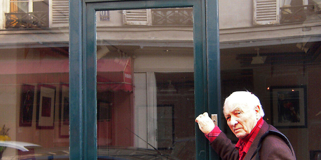 ARCHIV - Der deutsche Fotograf Jürgen Schadeberg steht vor einer Galerie in Paris. Schadeberg, der einige der wichtigsten Ereignisse der Apartheid dokumentierte, ist tot. Foto: Ralf Krüger/dpa ARCHIV - Der deutsche Fotograf Jürgen Schadeberg steht vor einer Galerie in Paris. Schadeberg, der einige der wichtigsten Ereignisse der Apartheid dokumentierte, ist tot. Foto: Ralf Krüger/dpa