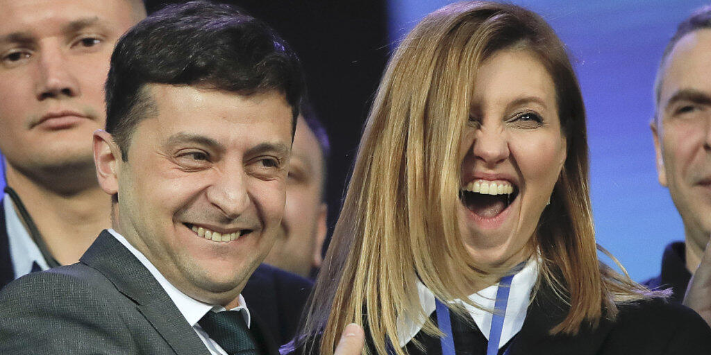 Der Komiker Wolodymyr Selenskyj hat laut Nachwahlbefragungen die Stichwahl um das Präsidentenamt klar mit 73 Prozent gewonnen. Der bisherige Amtsinhaber Petro Poroschenko kam demnach auf 25 Prozent der Stimmen.
