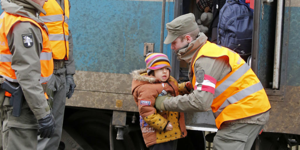 Wenn es nach dem Willen der Armee geht, ist das bald auch ein Job für Schweizer WK-Soldaten: Ein österreichischer Soldat hilft in Villach in Kärnten einem aus Slowenien kommenden Flüchtlingskind aus dem Zug. (Archivbild)