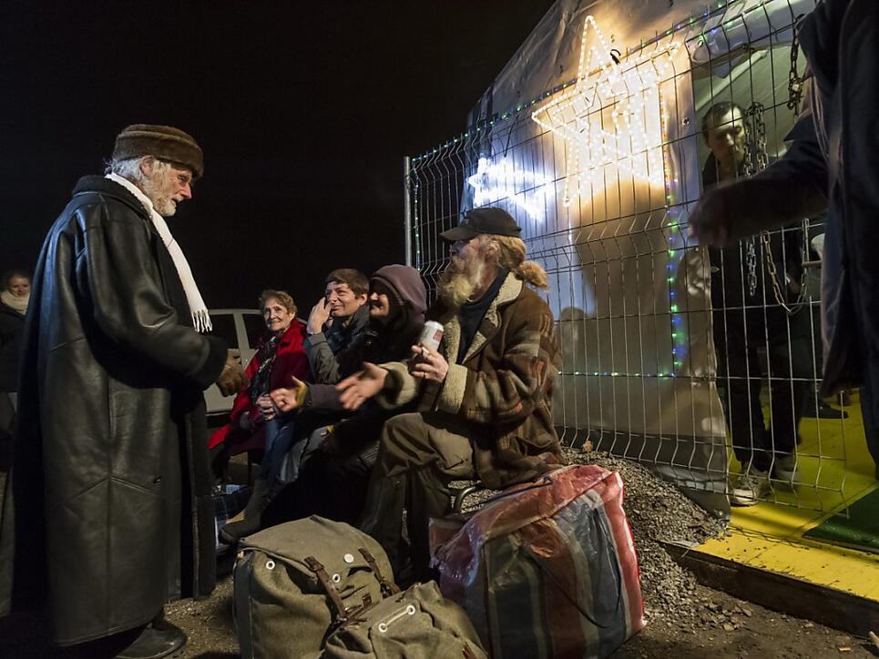 Ein Herz für Benachteiligte: Pfarrer Ernst Sieber begrüsst 2012 Obdachlose und Gäste im Zürcher Pfuusbus.