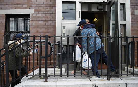 Lieferung von Lebensmitteln und Schutzmaterial für Bedürftige im Stadtteil Bronx in New York. Mehr als jede vierte Person in diesem Stadtteil soll mit Covid-19 infiziert sein. (Archivbild)