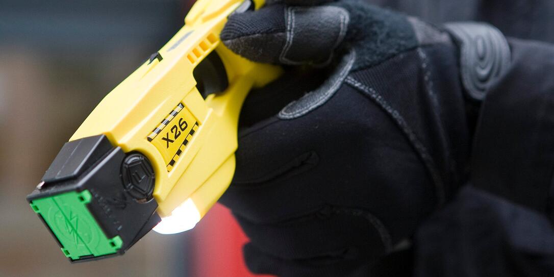POLIZIST, ELEKTROSCHOCKWAFFE, TASER X 26,