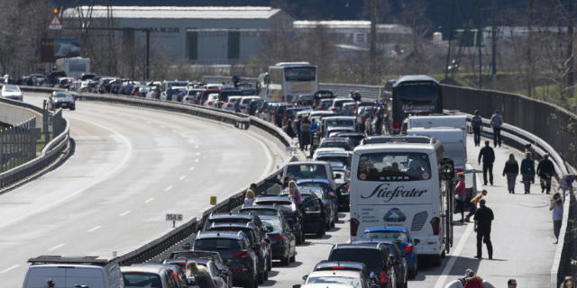 Der Osterverkehr staut sich am Freitag auf der A2 Richtung Süden Der Osterverkehr staut sich am Freitag auf der A2 Richtung Süden