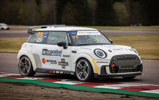Linda Frey mit ihrem LRT NXT1 (Mini Cooper SE) beim Debüt im NXT Gen Cup in Oschersleben.