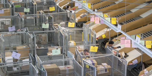 Sortierzentrum der Post: Versandhandel sorgt für Paketflut (Archiv)
