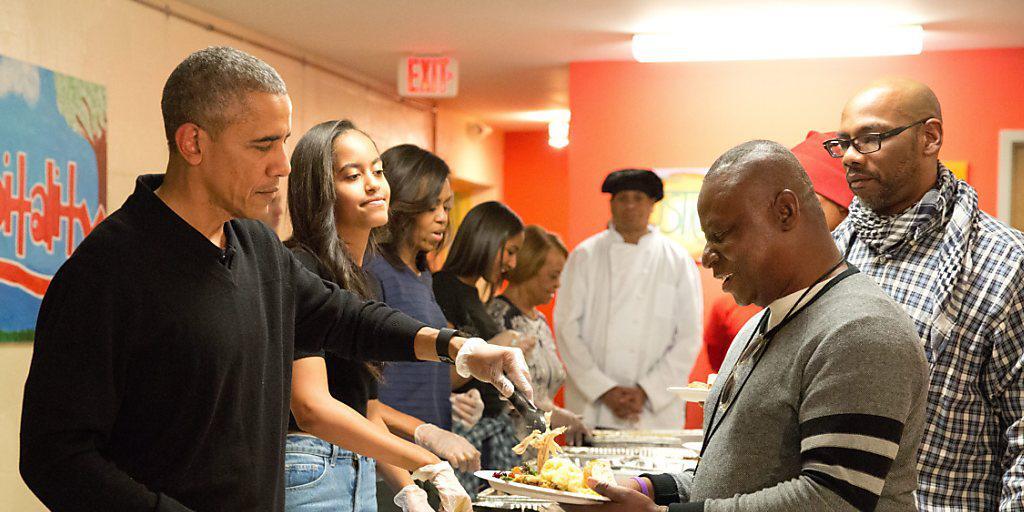Die US-Präsidenten-Familie verteilt traditionsgemäss Thanksgiving-Essen an Obdachlose und Veteranen. Die US-Präsidenten-Familie verteilt traditionsgemäss Thanksgiving-Essen an Obdachlose und Veteranen.