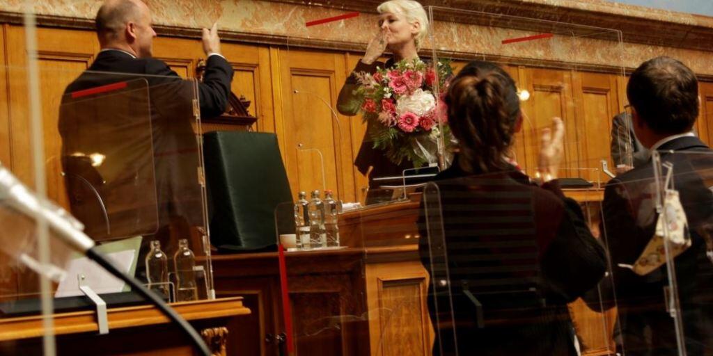 Nationalratspräsidentin Isabelle Moret (FDP/VD) erhielt von ihrem Rat Standing Ovations und Blumen für die Leistung im Präsidialjahr.