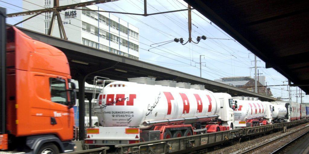 Lastwagen aufladen und im Begleitwagen mitreisen: Die Rollende Autobahn im Bahnhof Pratteln BL. (Archivbild)