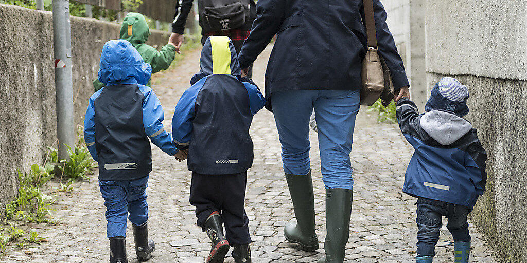 Familien, die ihre Kinder extern betreuen lassen, sollen nach dem Willen des Nationalrats künftig höhere Kosten von den Bundessteuern abziehen dürfen. (Themenbild)