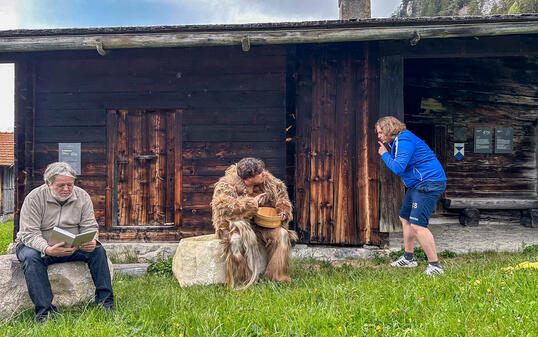 Iwan Gassner, Zeno Langenbahn und Conradin Beck (v.l.) bei der Hauptporbe der Theateraufführung des Wildmandlis vor dem Walserhaus auf Prufatscheng.