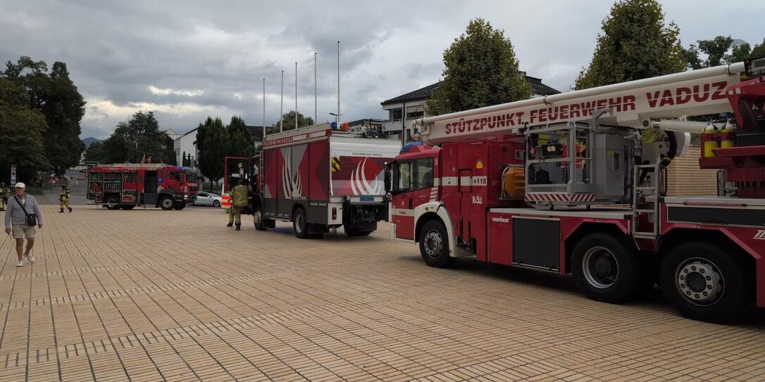 Mehrere Einsatzwagen der Feuerwehr Vaduz stehen derzeit beim Regierungsgebäude.