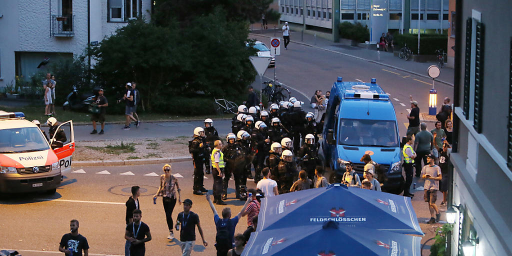 Polizeieinsatz beim Binz-Areal in Zürich. Auf eine Räumung will die Stadtpolizei jedoch vorerst verzichten.