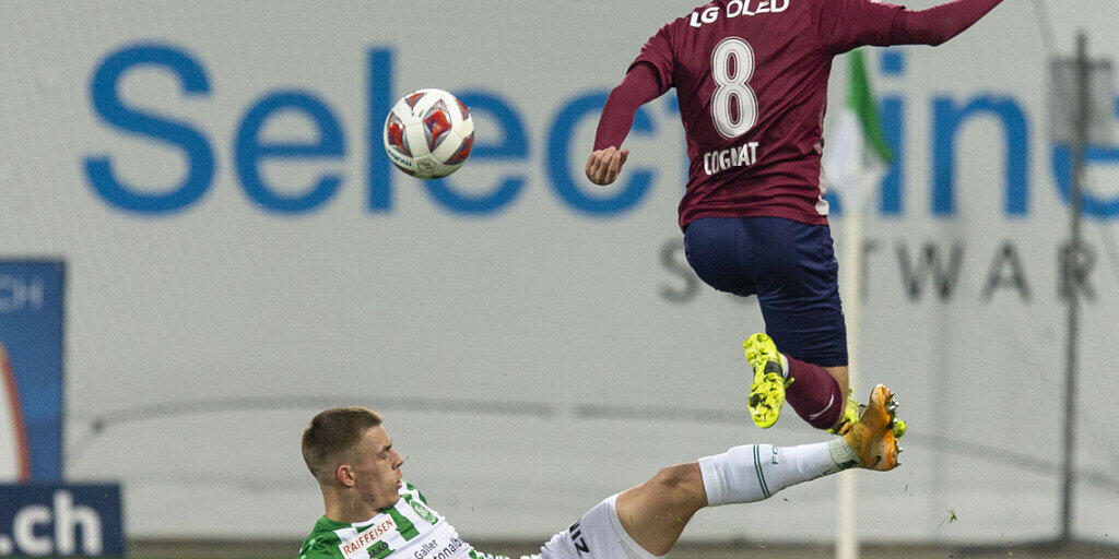 St.Gallens Verteidiger Miro Muheim (am Boden) gegen den Servettien Timoth&eacute; Cognat