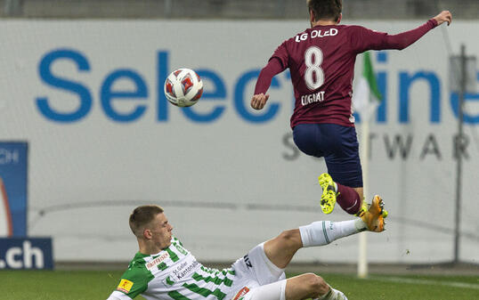 St.Gallens Verteidiger Miro Muheim (am Boden) gegen den Servettien Timoth&eacute; Cognat