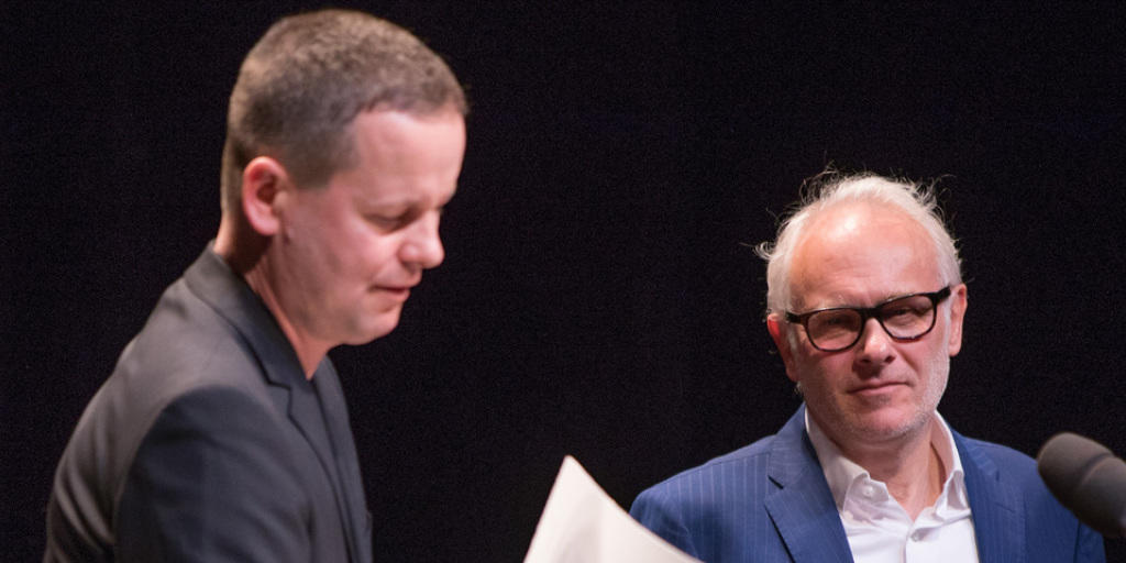 Kultursenator Klaus Lederer (l) verleiht dem Regisseur und Schauspieler Herbert Fritsch (r) den Theaterpreis am 7. Mai 2017 in den Berliner Festspielen in Berlin.
