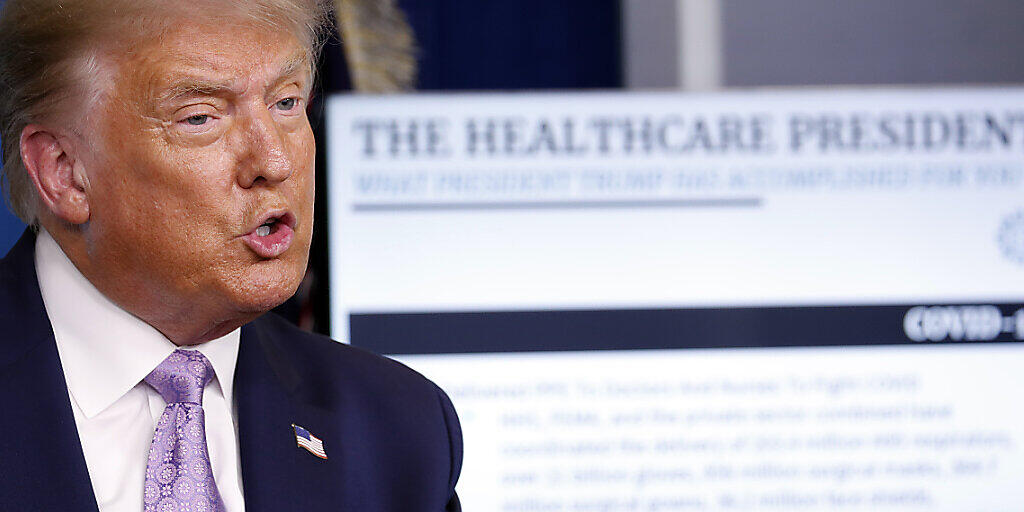 Donald Trump, Präsident der USA, spricht während einer Pressekonferenz im Weißen Haus über das Coronavirus. Foto: Andrew Harnik/AP/dpa