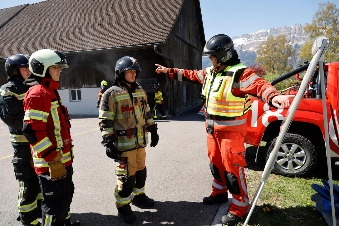 Schluss&uuml;bung beim Kurs f&uuml;r neue Feuerwehrleute beim "Restaurant L&ouml;wen&raquo; in Gamprin-Bendern.