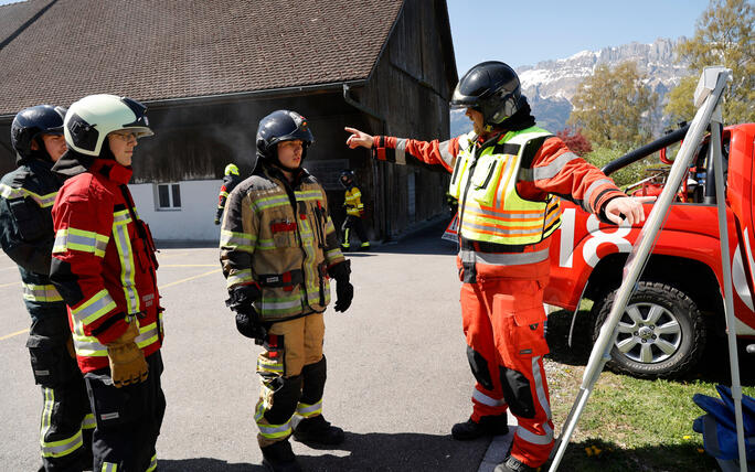 Schluss&uuml;bung beim Kurs f&uuml;r neue Feuerwehrleute beim "Restaurant L&ouml;wen&raquo; in Gamprin-Bendern.