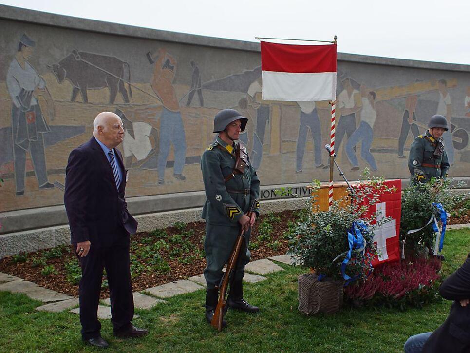 Divisionär a.D. Paul Müller, letzter Kommandant der Felddivision 5 und Initiant der Denkmalrestaurierung, an der Übergabefeier.