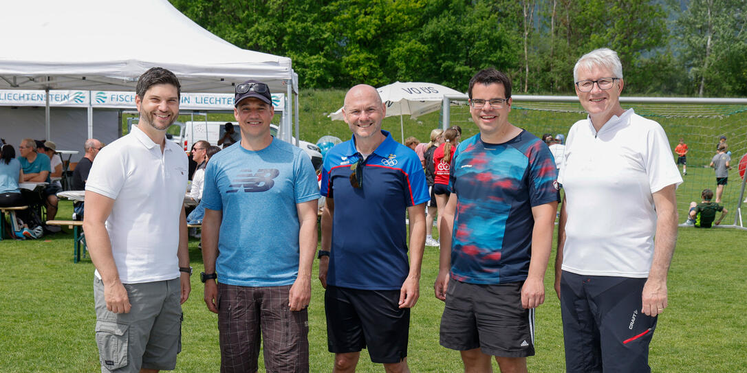 Sportkoordinator Albert Wohlwend (2.v.l) zusammen mit den Gemeindevorstehern Johannes Hasler (l.) Chrisitian Öhri und Dietmar Lampert, begleitet von Sportminister Hubert Büchel (m.).