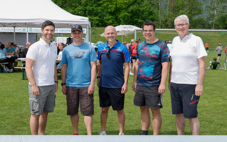 Sportkoordinator Albert Wohlwend (2.v.l) zusammen mit den Gemeindevorstehern Johannes Hasler (l.) Chrisitian &Ouml;hri und Dietmar Lampert, begleitet von Sportminister Hubert B&uuml;chel (m.).