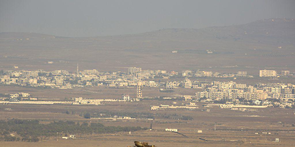 Blick auf Dörfer in der Provinz Kunaitra: Die Kampfhandlungen zwischen Regierungstruppen und Rebellen sollten um 12 Uhr eingestellt worden sein. (Archiv) Blick auf Dörfer in der Provinz Kunaitra: Die Kampfhandlungen zwischen Regierungstruppen und Rebellen sollten um 12 Uhr eingestellt worden sein. (Archiv)