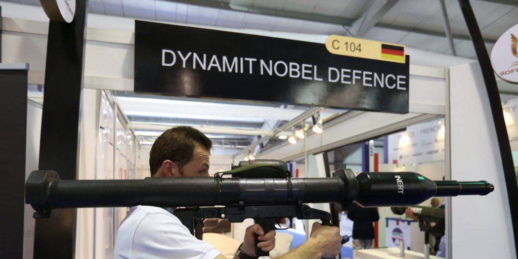 Neulich an der Waffenmesse in der jordanischen Hauptstadt Ammann: Ein Mann testet einen Raketenwerfer aus deutscher Produktion. (Archivbild) Neulich an der Waffenmesse in der jordanischen Hauptstadt Ammann: Ein Mann testet einen Raketenwerfer aus deutscher Produktion. (Archivbild)