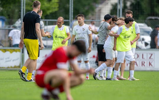 Montlingen am Boden zerst&ouml;rt &ndash; der FC Ruggell am Feiern: Noch ein Spiel steht vor der finalen Entscheidung an.