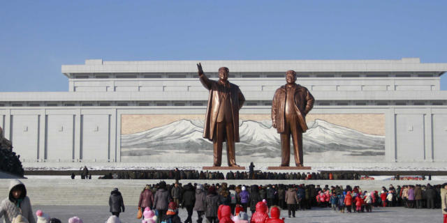 Statuen der früheren nordkoreanischen Führer in Pjöngjang (Archiv)