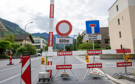 240524 Baustelle Umfahrung Vaduz, Bild aufgenommen in Vaduz am 24.05.2024 
- Schild, Warnung, Verkehrsschild, Verkehrstafel, Tafel