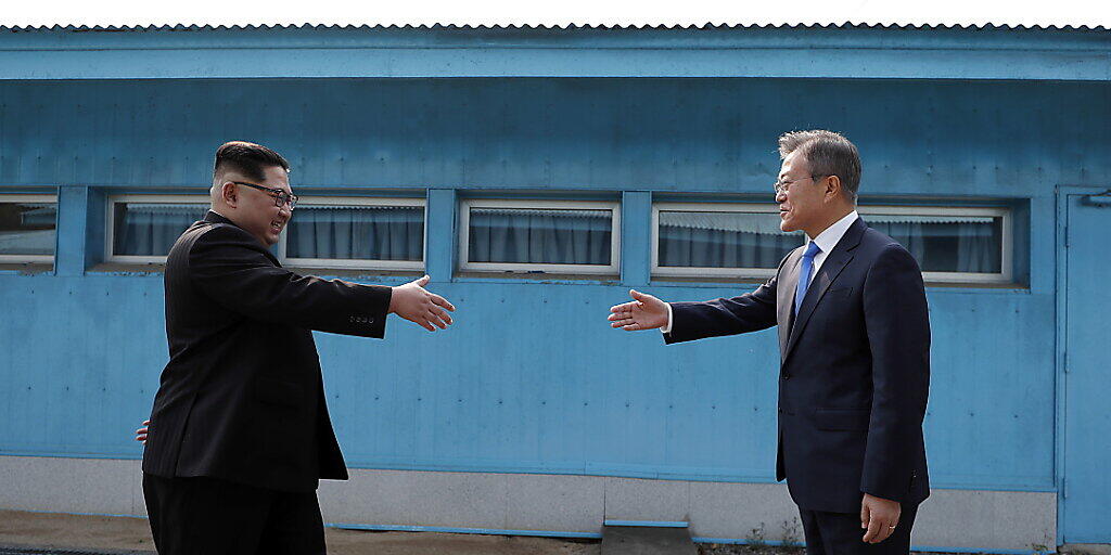 Südkoreas Präsident Moon Jae In (rechts) hofft, den nordkoreanischen Diktator Kim Jong Un (links) bald in Südkorea willkommen zu heissen. (Archivbild)
