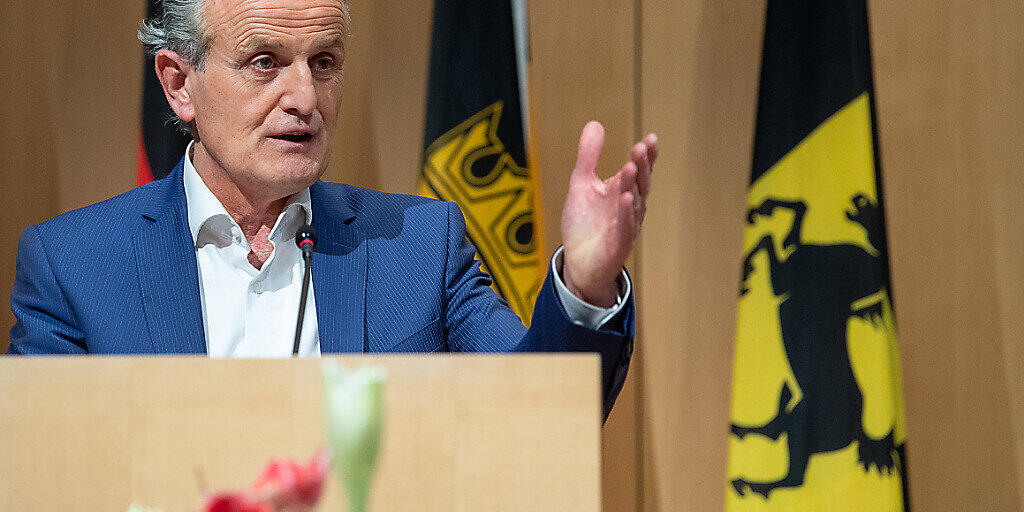Frank Nopper (CDU), Kandidat der CDU und Gewinner der Oberbürgermeisterwahl, spricht nach der Neuwahl des Stuttgarter Oberbürgermeisters im Rathaus. Foto: Sebastian Gollnow/dpa