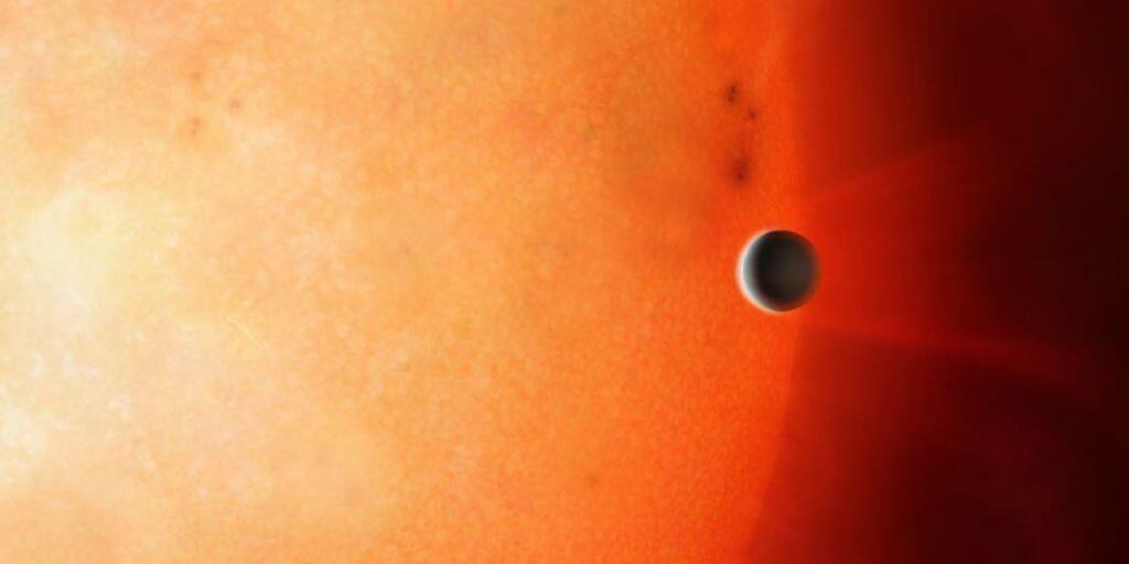 Künstlerische Darstellung des massereichen Exoplaneten TOI 849 b, der ganz nah um seinen Stern kreist. Er ist ein Gasriese ohne Gas, also nur noch der blossliegende Kern, eine bisher nie gesehene astronomische Singularität. Die Universität Bern ist federführend bei der Interpretation. (Pressebild)