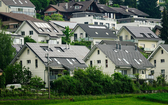 WOHNHAUS, HAUS, HAEUSER, WOHNHAEUSER, SIEDLUNG, EINFAMILIENHAUS, UEBERBAUUNG, WOHNEN, GESELLSCHAFT, GEBAEUDE,  WOHNHAUS, HAUS, HAEUSER, WOHNHAEUSER, SIEDLUNG, EINFAMILIENHAUS, UEBERBAUUNG, WOHNEN, GESELLSCHAFT, GEBAEUDE, PHOTOVOLTAIK, PV, PV-ANLAGE, PHOTOV